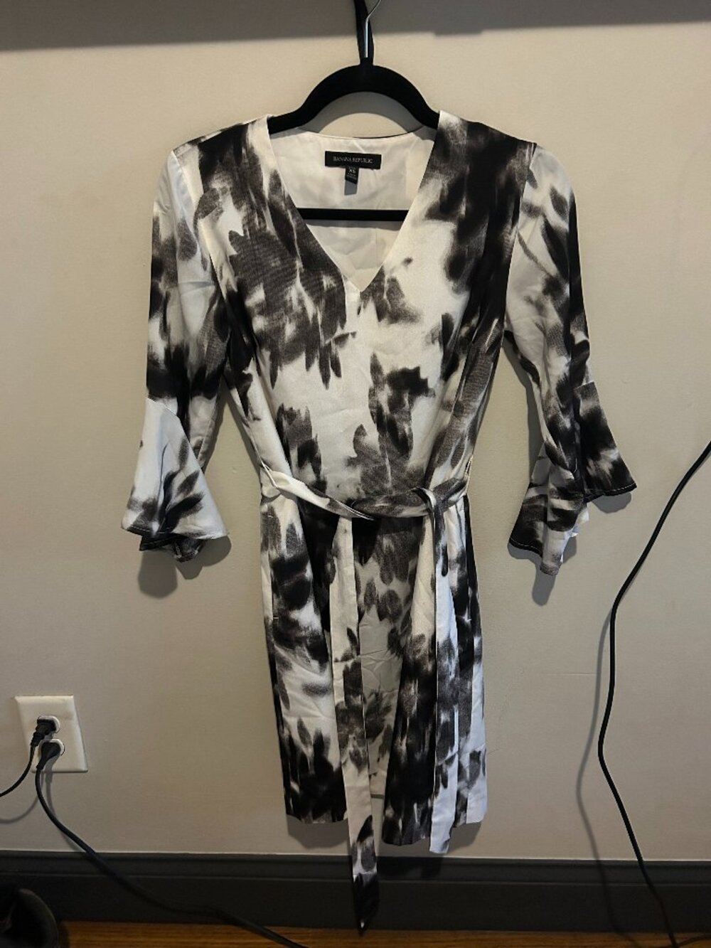 Banana Republic Petite XS Black White Abstract Print Wrap Dress Bell Sleeve Dres